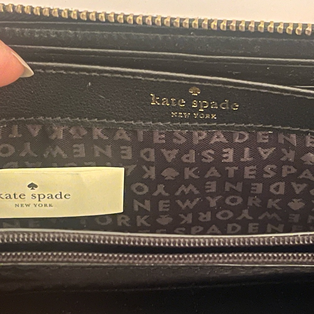 #115 - Kate Spade ♠️ Vintage Floral Wallet. It is used, but in great condition! - Picture 5 of 8